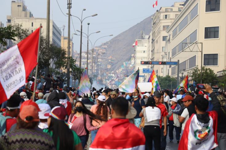 Demonstranten protestieren im Zentrum von Lima