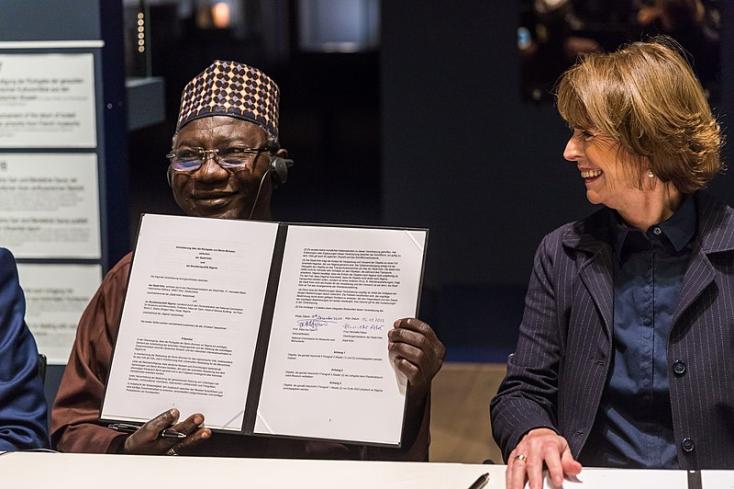 Signing of the agreement on the transfer of ownership of the Benin Bronzes from the Rautenstrauch-Joest-Museum of the City of Cologne to Nigeria