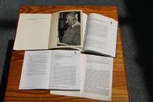 Foto mehrerer aufgeschlagenener Bände mit Schriften zu Arnold Bergstraesser